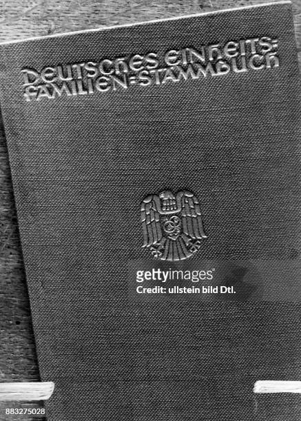 Abbildung eines "Einheits-Familien-Stammbuches" Aufnahme: Hanns Hubmann Originalaufnahme im Archiv von ullstein bild