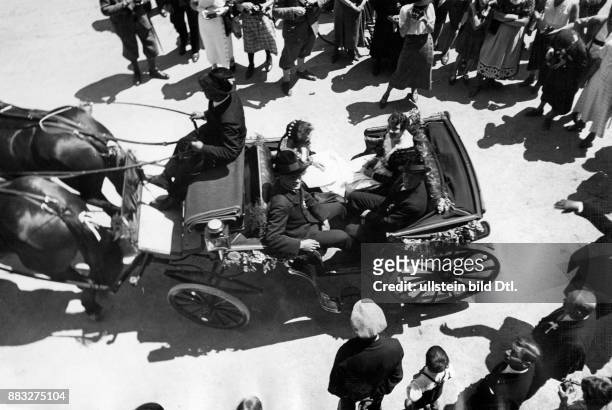 Die Brautpaare in einer Kutsche auf dem Weg zur Trauung in der Kirche Aufnahme: Hanns Hubmann Originalaufnahme im Archiv von ullstein bild