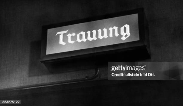 Eine Leuchtschrift "Trauung" im Standesamt in Berlin Wilmersdorf Aufnahme: Hanns Hubmann Originalaufnahme im Archiv von ullstein bild