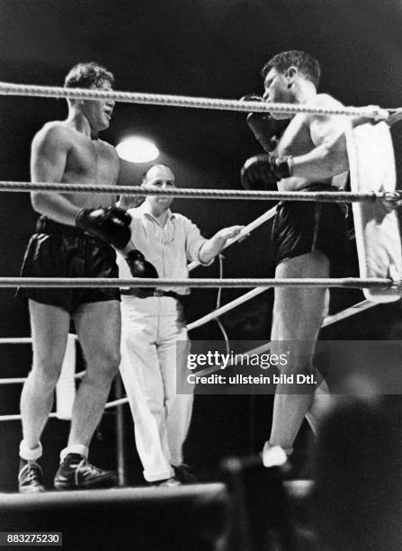 Boxer, Deutschland *-+ Kampf der Schwergewicht-Boxer um die deutsche Boxmeisterschaft in der Deutschlandhalle: Heuser gegen Jean Kreitz im Kampfring...