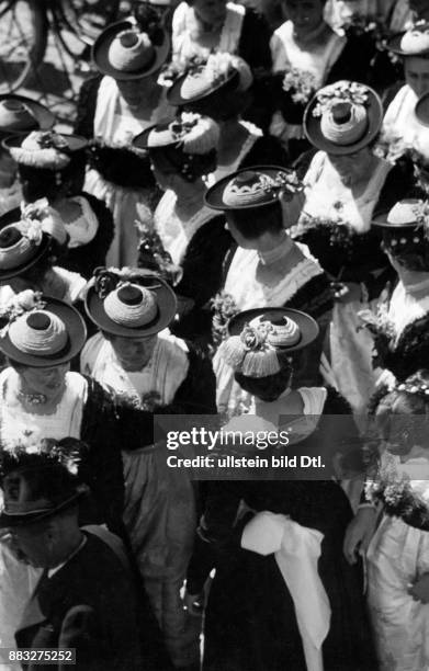 Eine Gruppe an Frauen in traditioneller Kleidung aus der Vogelperspektive Aufnahme: Hanns Hubmann Originalaufnahme im Archiv von ullstein bild