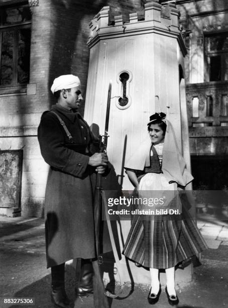 Tochter des Generals und Diktators Francisco Franco *- Portrait in einer traditionellen spanischen Tracht, im Gespräch mit einem marokkanischen...