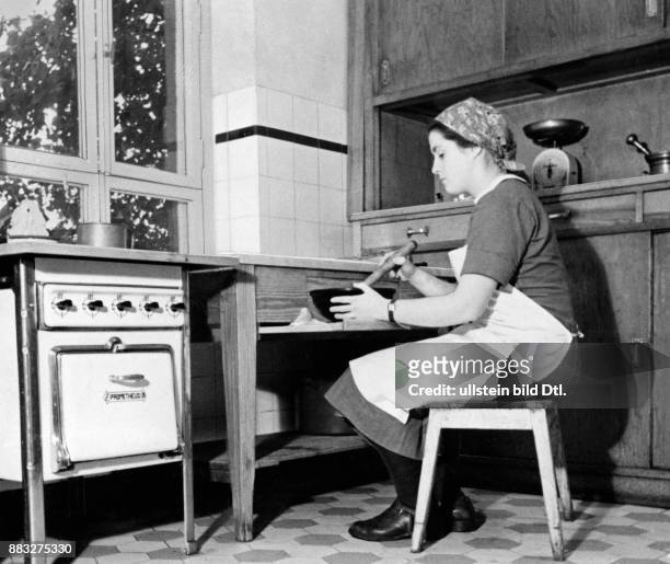 Eine Frau kocht in der Küche Aufnahme: Hanns Hubmann Originalaufnahme im Archiv von ullstein bild
