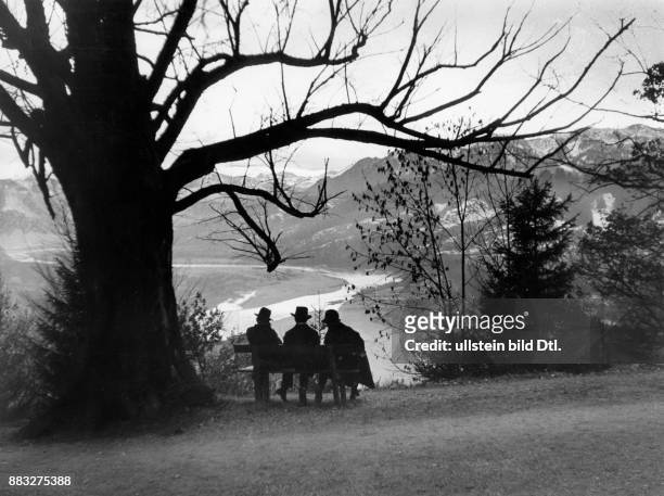 Drei Menschen auf einer Parkbank betrachten den Fluss Isar am Isartal Aufnahme: Hanns Hubmann Originalaufnahme im Archiv von ullstein bild