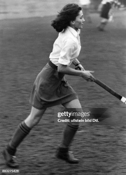 Mädchen beim Hockeyspiel auf dem Rasen Aufnahme: Hanns Hubmann Originalaufnahme im Archiv von ullstein bild