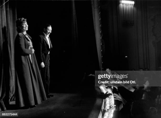 Schauspielerin, Saengerin, Schweden *-+ Portrait mit Willy Birgel auf der Bühne bei der Filmpremiere "Der Blaufuchs" Aufnahme: Hanns Hubmann...