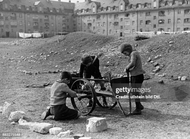 Kinder basteln an einem Karrengestell aus Schrott auf einem Müllabladeplatz Aufnahme: Hanns Hubmann Originalaufnahme im Archiv von ullstein bild