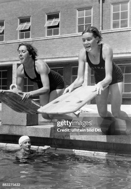 Olympische Sommerspiele 1936/ Schwimmen: Die australischen Schwimmerinnen Kitty Mackay und Evelyn de Lacy beim gemeinsamen Sprung ins Schwimmbecken...