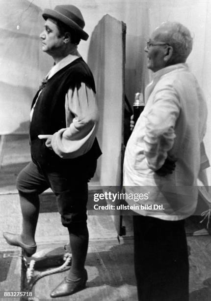 Opernsänger, Schauspieler, Italien *20.03.1890-+ Der Opernsänger vor dem Auftritt, hinter ihm sein Garderobier Aufnahme: Hans Hubmann...