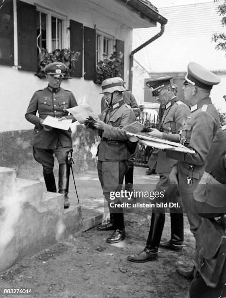 Offizier der Wehrmacht, Politiker , Deutschland *16.10.1868-+ von 1933 bis 1945 Reichsstatthalter in Bayern Portrait bei einer Manöverbesprechung mit...