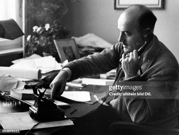 Radio-Moderator, Deutschland Heinz Goedecke, Erfinder der Wunschkonzerte des Großdeutschen Rundfunks für das Winterhilfswerk, Portrait bei der Arbeit...