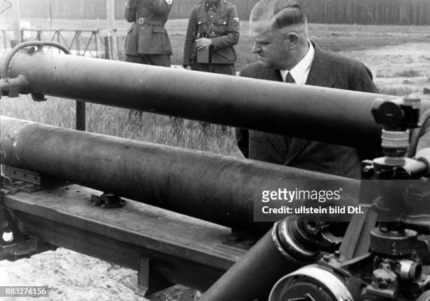 Ingenieur, Deutschland *02.11.1892-+ Leiter der Abteilung Artillerieentwicklung bei der Friedrich Krupp AG war Portrait bei der Inspektion von...