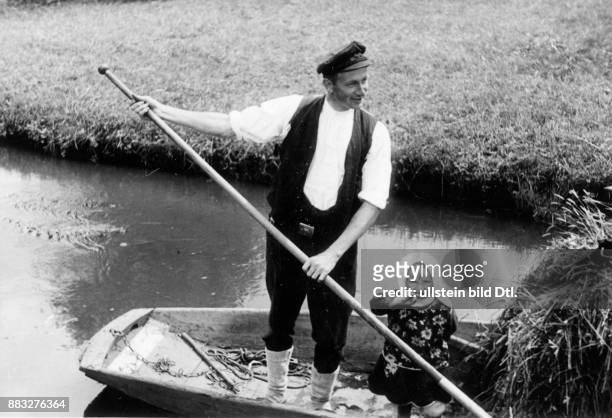 Ein Bauer transportiert Heu auf einem Boot - ca. 1936 - Aufnahme: Hanns Hubmann Originalaufnahme im Archiv von ullstein bild