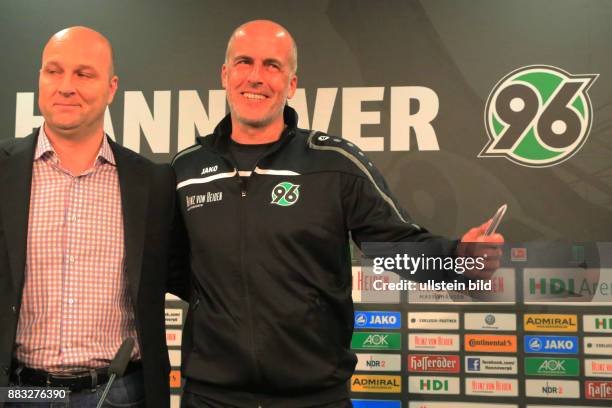 Hannover 96 PR mit Vorstellung des neuen Trainer Michael Frontzeck - li. Manager Dirk Dufner