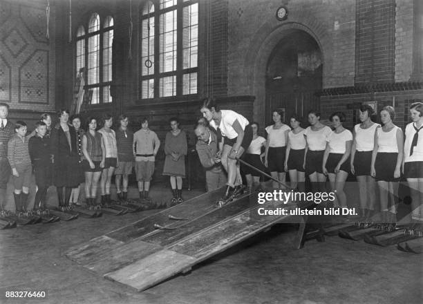 Trockenübungen zum Abstieg auf einer schräg gebauten Brettvorlage, 1928 Originalaufnahme im Archiv von ullstein bild