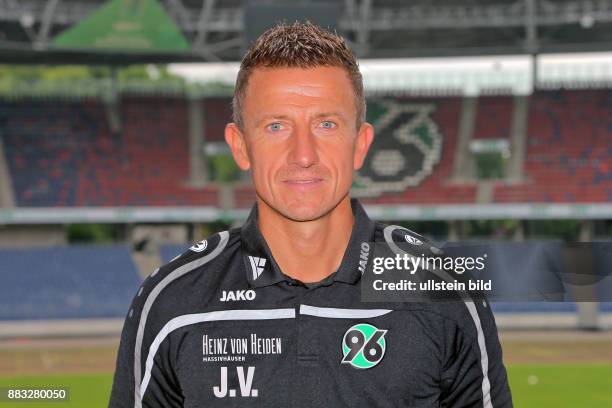 Jens Vergers Physiotherapeut bei Hannover 96 - hier beim Fototermin