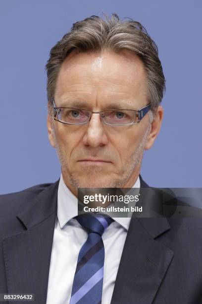 Holger Münch, Präsident des Bundeskriminalamtes , Deutschland, Berlin, Bundespressekonferenz, Thema: Anschlagsfall auf Berliner Weihnachtsmarkt,