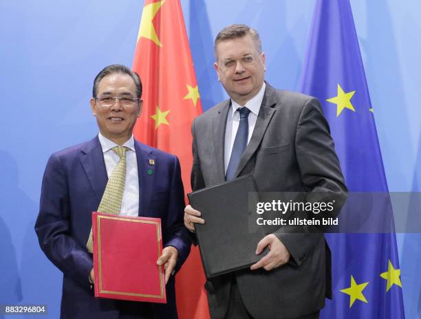 Stellvertretende Bildungsminister Hao Ping, Reinhard Grindel, Präsident des DFB, Deutschland, Berlin, Bundeskanzleramt, , Unterzeichnung von mehreren...