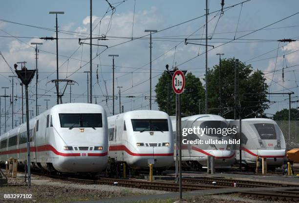 Berlin, Grunewald, Festakt 25 Jahre ICE, Fahrzeugparade aller vier Generationen des ICE, DB Fernverkehr Parade InterCityExpress, v.l.: ICE 1: 401...