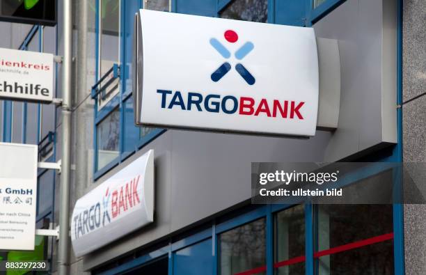 Deutschland Berlin Berlin - Passanten vor einer Filiale der TargoBank -