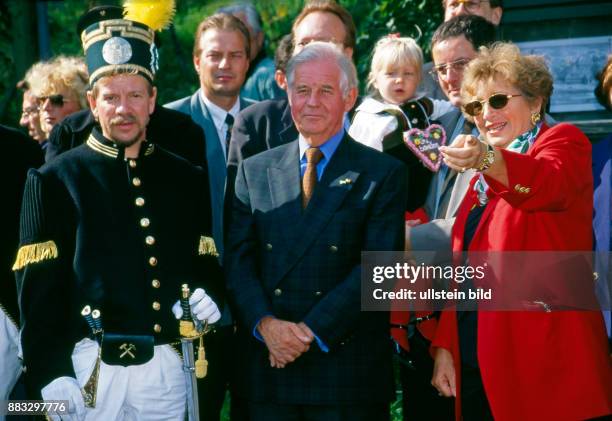 Sachsens Ministerpraesident Kurt Biedenkopf mit First Lady Ingrid Biedenkopf und Enkelin Laura auf der Bergparade zum Tag der Sachsen in...