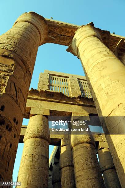 Saeulenfragmente der gigantischen Saeulenhalle im Amuntempel von Karnak von Pharao Amenophilis III. 1390 bis 1353 vor Christi