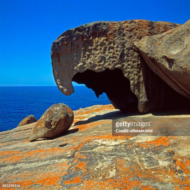 Durch Erosion entstandenes Kunstwerk der Natur, die Remarkable Rocks auf Kangaroo Island in South Australia, rot gefaerbt durch Krustenflechten und...