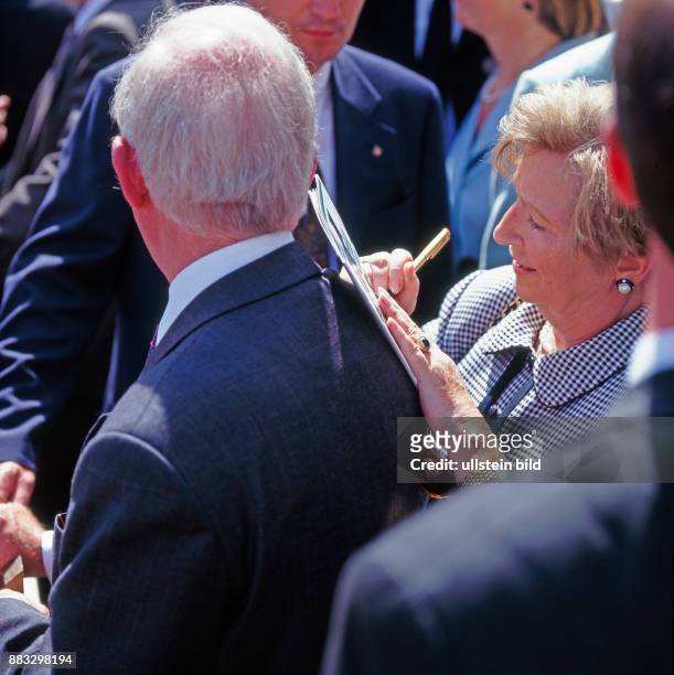 Sachsens Ministerpraesident Kurt Biedenkopf mit First Lady Ingrid Biedenkopf geben Autogramme auf der Bergparade am historischen Bergstreittag in der...