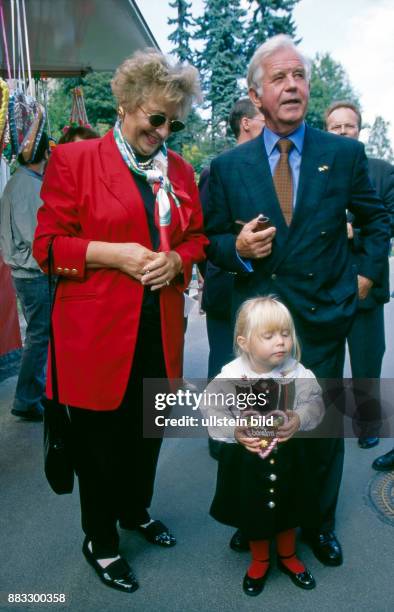 Sachsens Ministerpraesident Kurt Biedenkopf mit First Lady Ingrid Biedenkopf und Enkelin Laura auf der Bergparade zum Tag der Sachsen in...