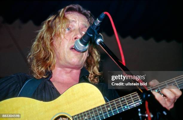 Caesar Peter Glaeser, Gitarrist und Saenger in concert in Leipzig