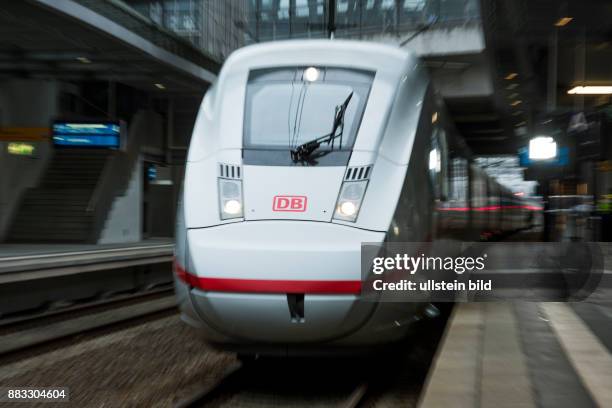 Berlin, Bahnhof Berlin Suedkreuz, zwoelfteiliger Fernverkehrszug der Deutschen Bahn mit der Flottenbezeichung ICE 4 , er besteht aus zwei End-, einem...