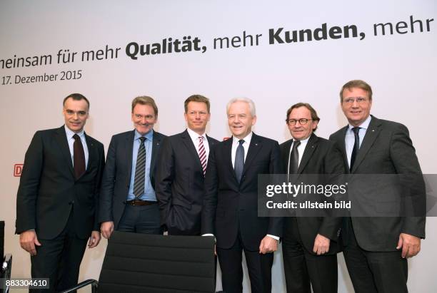 Berlin, Gruppenbild zum Konzernumbau der Deutschen Bahn, Motto: Zukunft Bahn - Gemeinsam fuer mehr Qualitaet, mehr Kunden und mehr wirtschaftlichen...