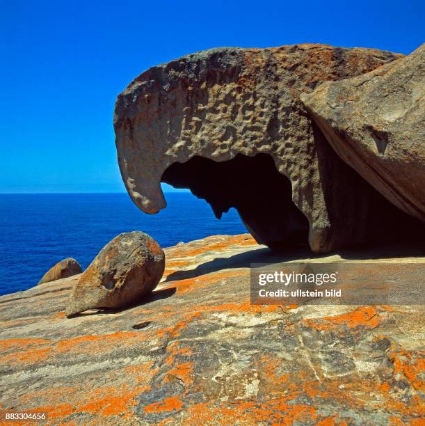 Durch Erosion entstandenes Kunstwerk der Natur, die Remarkable Rocks auf Kangaroo Island in South Australia, rot gefaerbt durch Krustenflechten und...