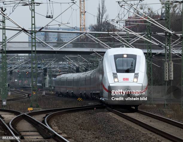 Berlin, Bahnhof Berlin Suedkreuz, zwoelfteiliger Fernverkehrszug der Deutschen Bahn mit der Flottenbezeichung ICE 4 , er besteht aus zwei End-, einem...