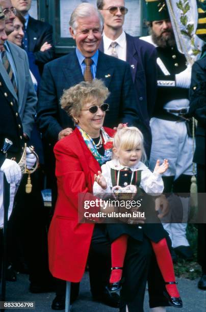 Sachsens Ministerpraesident Kurt Biedenkopf mit First Lady Ingrid Biedenkopf und Enkelin Laura auf der Bergparade zum Tag der Sachsen in...