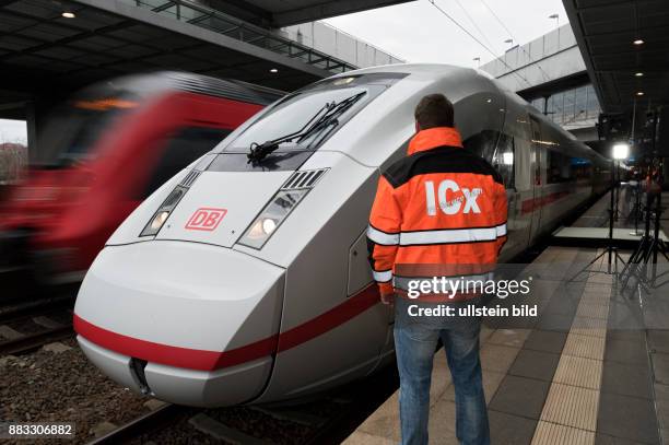 Berlin, Bahnhof Berlin Suedkreuz, zwoelfteiliger Fernverkehrszug der Deutschen Bahn mit der Flottenbezeichung ICE 4 , er besteht aus zwei End-, einem...