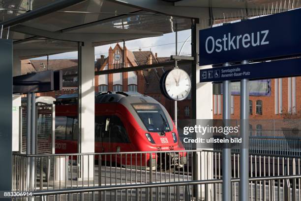 Berlin, Ringbahn, Regionalbahnsteig Bahnhof Ostkreuz, Deutsche Bahn, DB Regio Eroeffnungssonderzug mit Triebwagen Talent 2, ab dem 13. Dezember 2015...