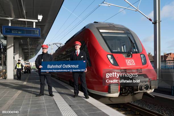 Berlin, Ringbahn, Regionalbahnsteig Bahnhof Ostkreuz, die Auszubildenden von DB Station und Service v.l.: Matthias Dzienisch und Frank Waldhorst,...