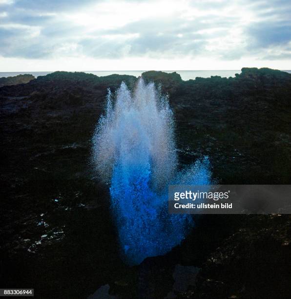 Durch Blow Hole, auch Brandungsgeysir, die Lufthoehle im Strandfelsen von Kiama, schiesst die Brandung des entfernten Meeres empor