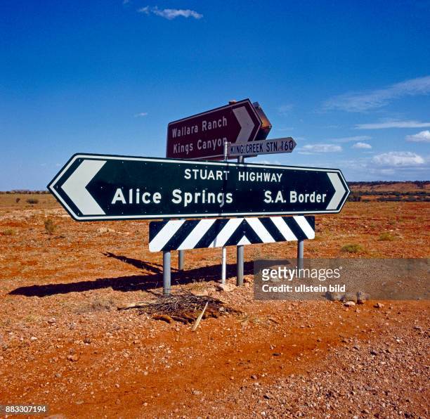 Wegweiser am Stuart Highway, der legendaeren Wuestenstrasse durch Zentralaustralien von Nord nach Sued