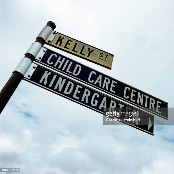 Hinweisschild und Wegweiser zum Child Care Centre mit dem deutschen Namen Kindergarten in Kelly Street in Brisbane, Queensland, Australien