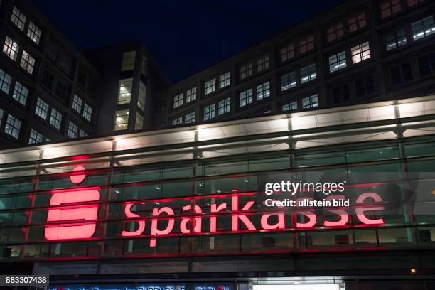 Berlin, Grunerstrasse, Alexanderhaus - Zentraler Firmensitz der Berliner Sparkasse am Alexanderplatz, S-Logo, Sparkassen-Logo, rote Leuchtschrift