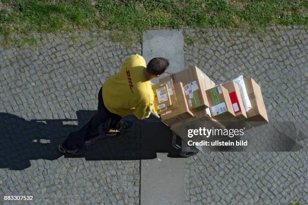 Berlin, Paketzusteller DHL mit voll beladener Paketkarre, Blick von oben, DHL Paket und Express sind ein Teil des weltweit tatetigen Logistikkonzerns...