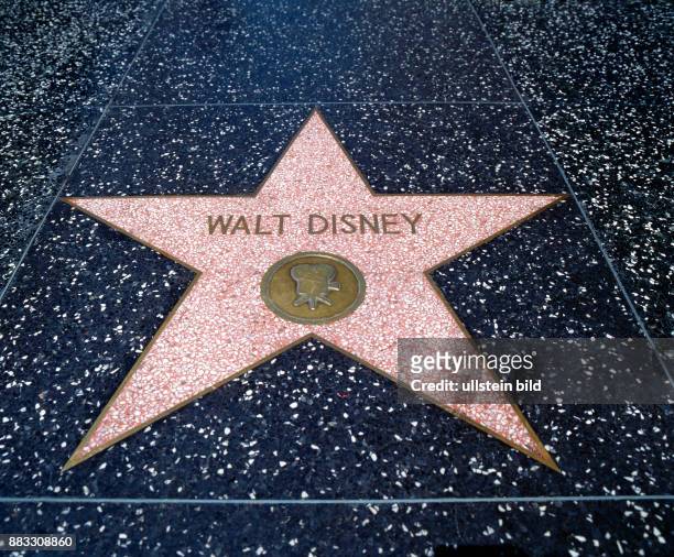 In den Gehsteigen des Hollywood Boulevards vor Mann's Chinese Theatre wurden im sogenannten 'Walk of Fame' Messingsterne mit den Namen beruehmter...