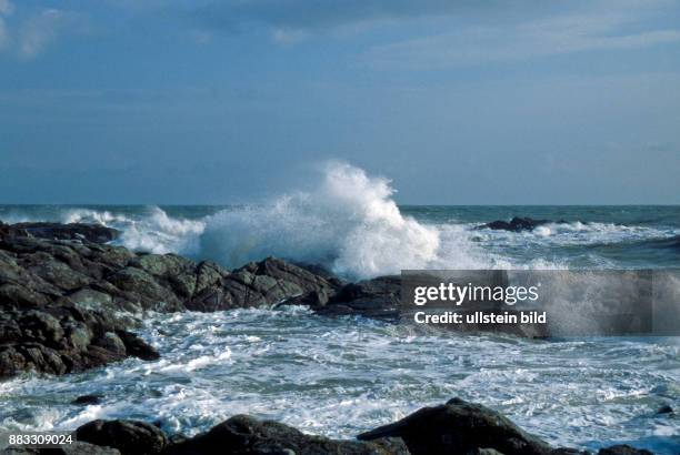 Wildromantisch die Westkueste der Halbinsel Quiberon, die sogenannte Wilde Kueste, Cote Sauvage, mit rauen Granitfelsen, gefaehrlichen Klippen und...