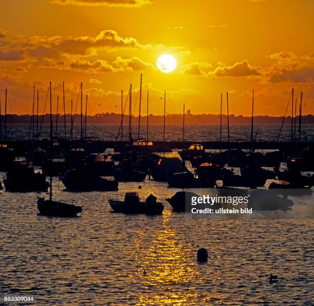 Romantische Abendstimmung bei Sonnenuntergang im Jachthafen Pornichet an der Atlantikkueste der Bretangne, ein sommerliches Urlaubszentrum