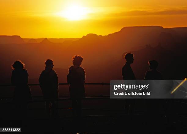 Spektakulaere Naturlandschaft, Touristen bei Sonnenaufgang am Mather Point , am South Rim im Grand Canyon des Colorado River in Arizona USA