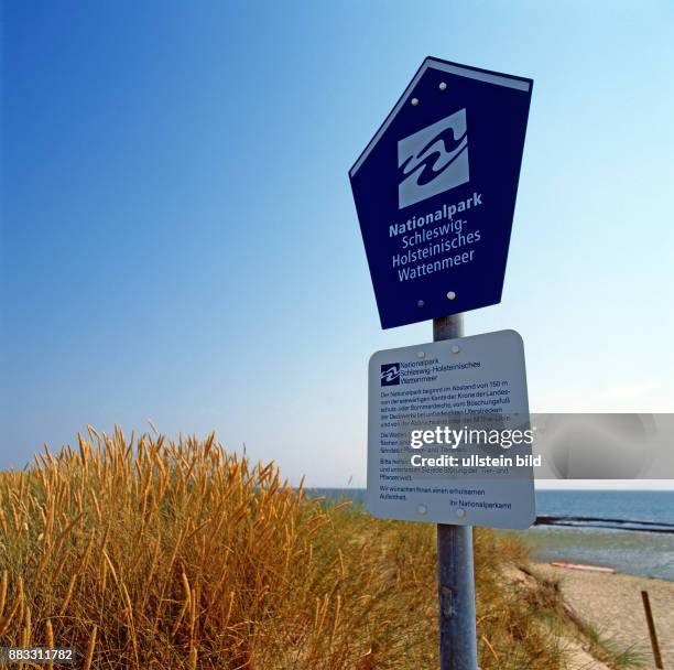 Hinweisschild in der geschuetzten Duenenlandschaft auf der Nordseeinsel Sylt im Nationalpark Schleswig-Holsteinisches Wattenmeer
