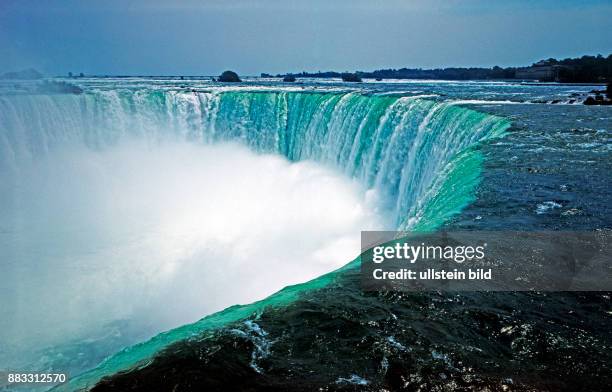 Eindrucksvoll stuerzen die Wassermassen des Niagara River ueber den imposanten Hufeisen-Katarakt in den Canyon, ein vielbesuchtes grossartiges...