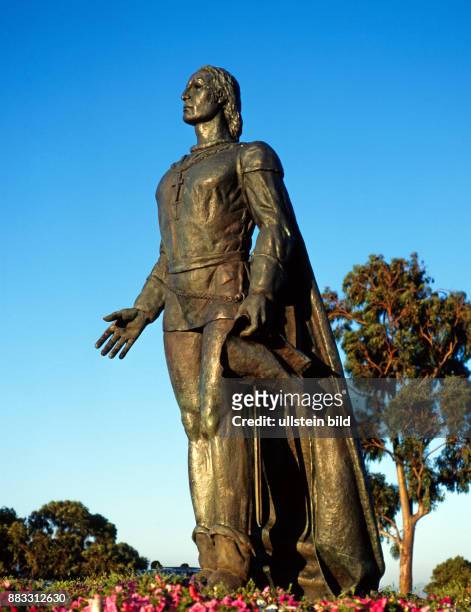 Statue von Christoph Kolumbus auf dem Telegraph Hill, dem beruehmten Signalhuegel, einem der vielbesuchten Aussichtshuegel ueber San Francisco